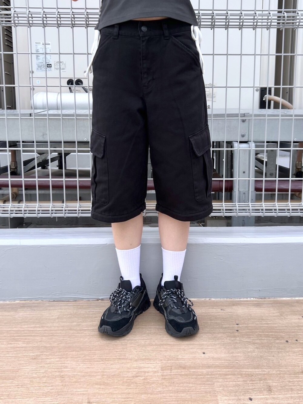 ブラック系のカーゴパンツ、グレー系のTシャツ/カットソー、ホワイト系のニットキャップ/ビーニーを着用したレディースの夏コーディネートの4枚目の写真