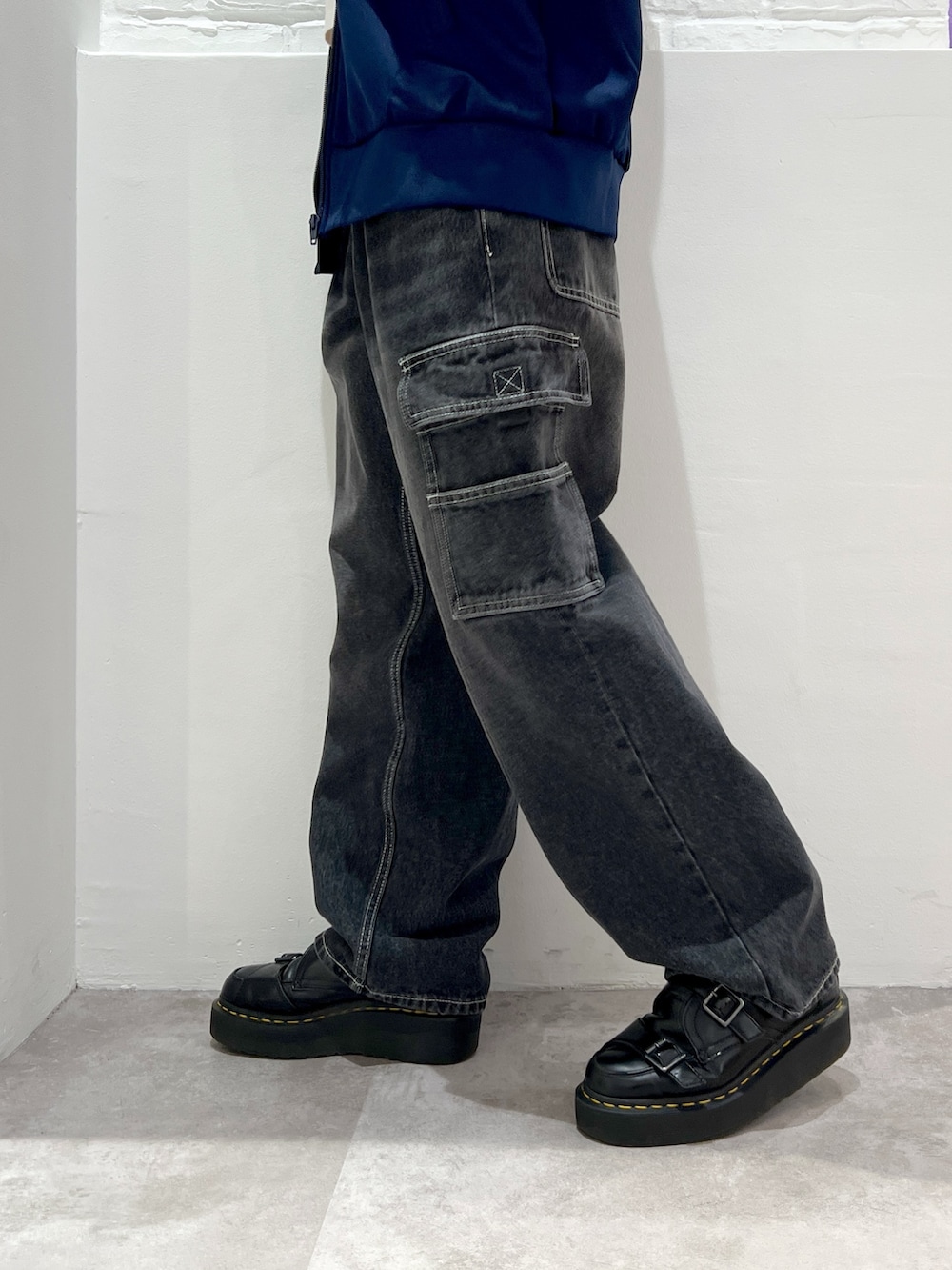 ブラック系のカーゴパンツ、ホワイト系のTシャツ/カットソー、ブルー系のジャージを着用したレディースの夏コーディネートの5枚目の写真