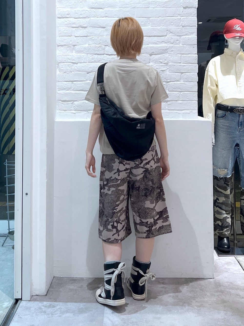 その他のデニムパンツ、ベージュ系のTシャツ/カットソー、ブラック系のショルダーバッグを着用したレディースの春コーディネートの2枚目の写真