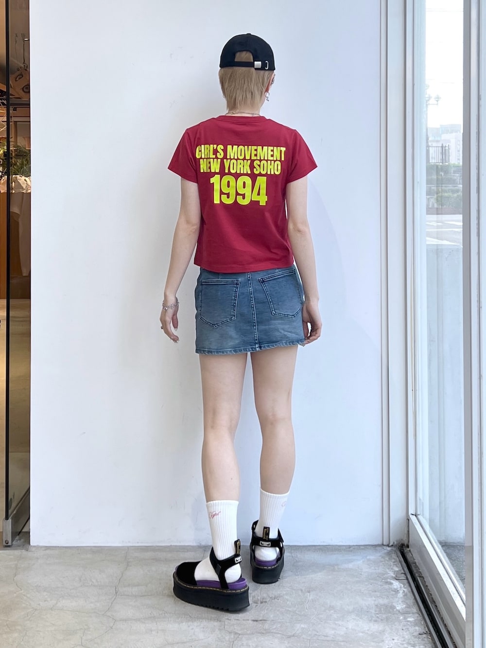 レッド系のTシャツ/カットソー、ホワイト系のソックス/靴下、その他のバッジを着用したレディースの夏コーディネートの2枚目の写真