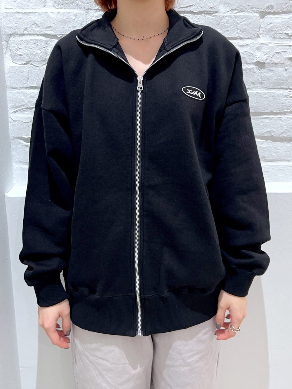 グレー系のその他パンツ、ブラック系のスウェット、ピンク系のショルダーバッグを着用したレディースの春コーディネートの3枚目の写真