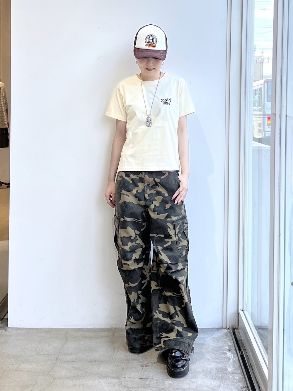ホワイト系のTシャツ/カットソー、その他のカーゴパンツ、ブラウン系のキャップを着用したレディースの夏コーディネートの2枚目の写真