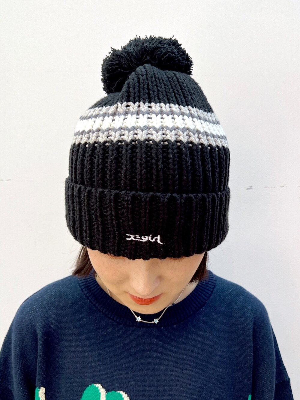 ブルー系のニット/セーター、ブラウン系のスウェットパンツ、ブラック系のニットキャップ/ビーニーを着用したレディースの秋コーディネートの5枚目の写真