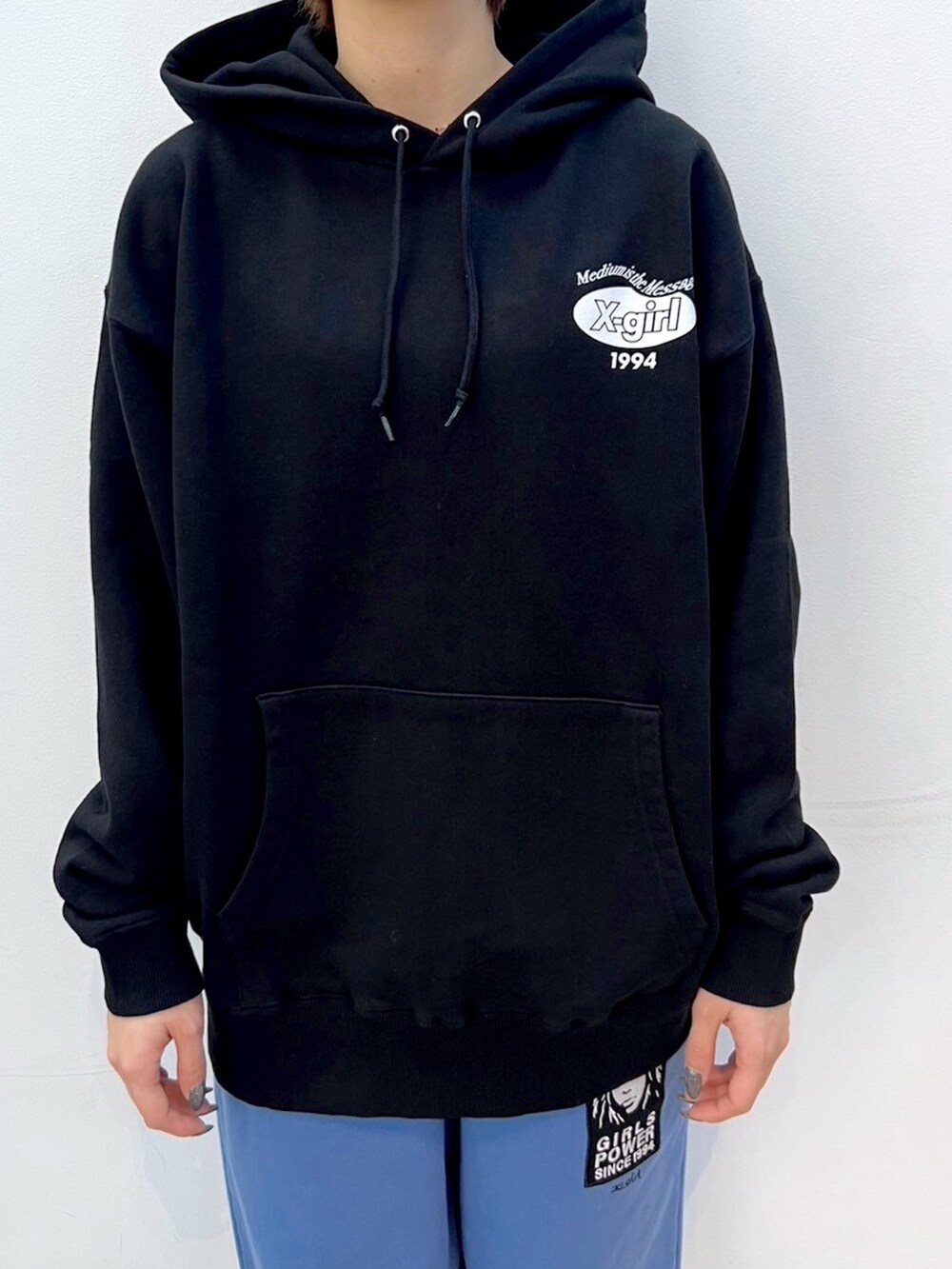 ブルー系のスウェットパンツ、ブラック系のパーカー、ブルー系のニットキャップ/ビーニーを着用したレディースの冬コーディネートの3枚目の写真