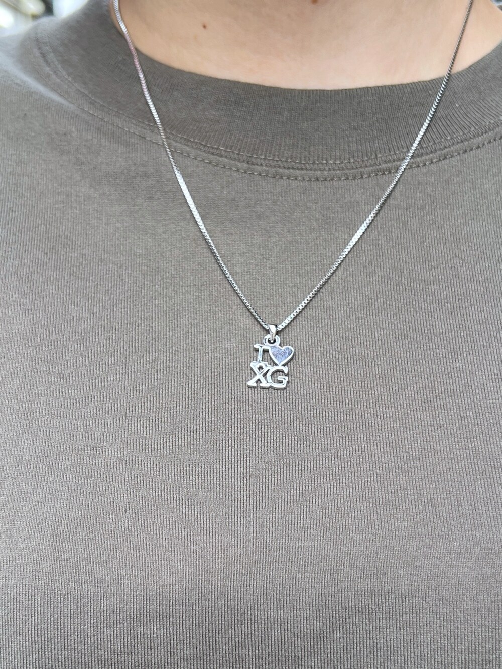 グレー系のスウェットパンツ、グリーン系のTシャツ/カットソー、ブラック系のニットキャップ/ビーニーを着用したレディースの夏コーディネートの7枚目の写真