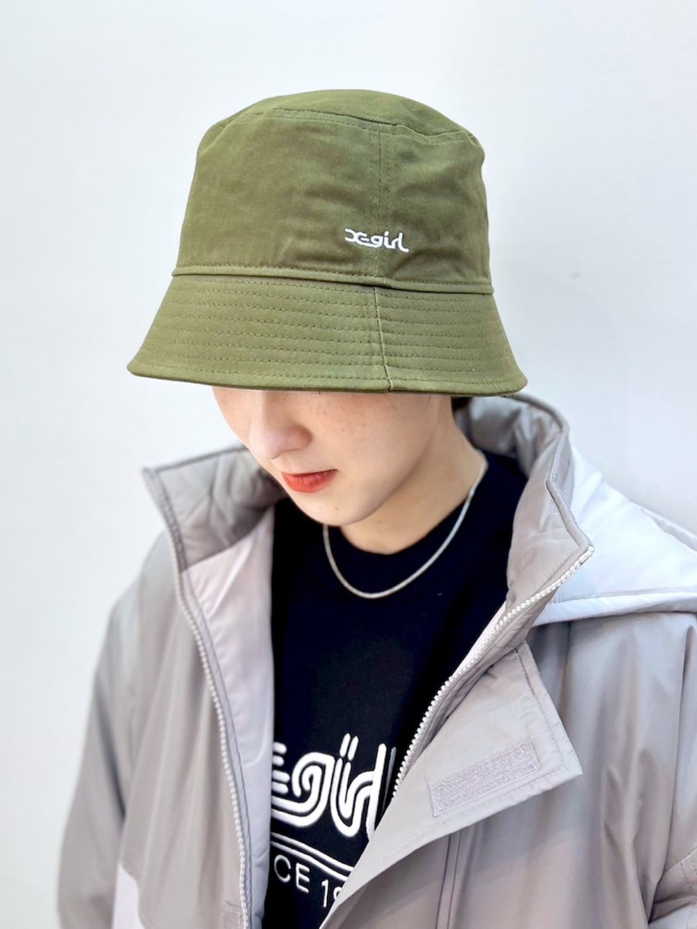 ブラック系のデニムパンツ、グレー系のマウンテンパーカー、ブラック系のニット/セーターを着用したレディースの秋コーディネートの8枚目の写真