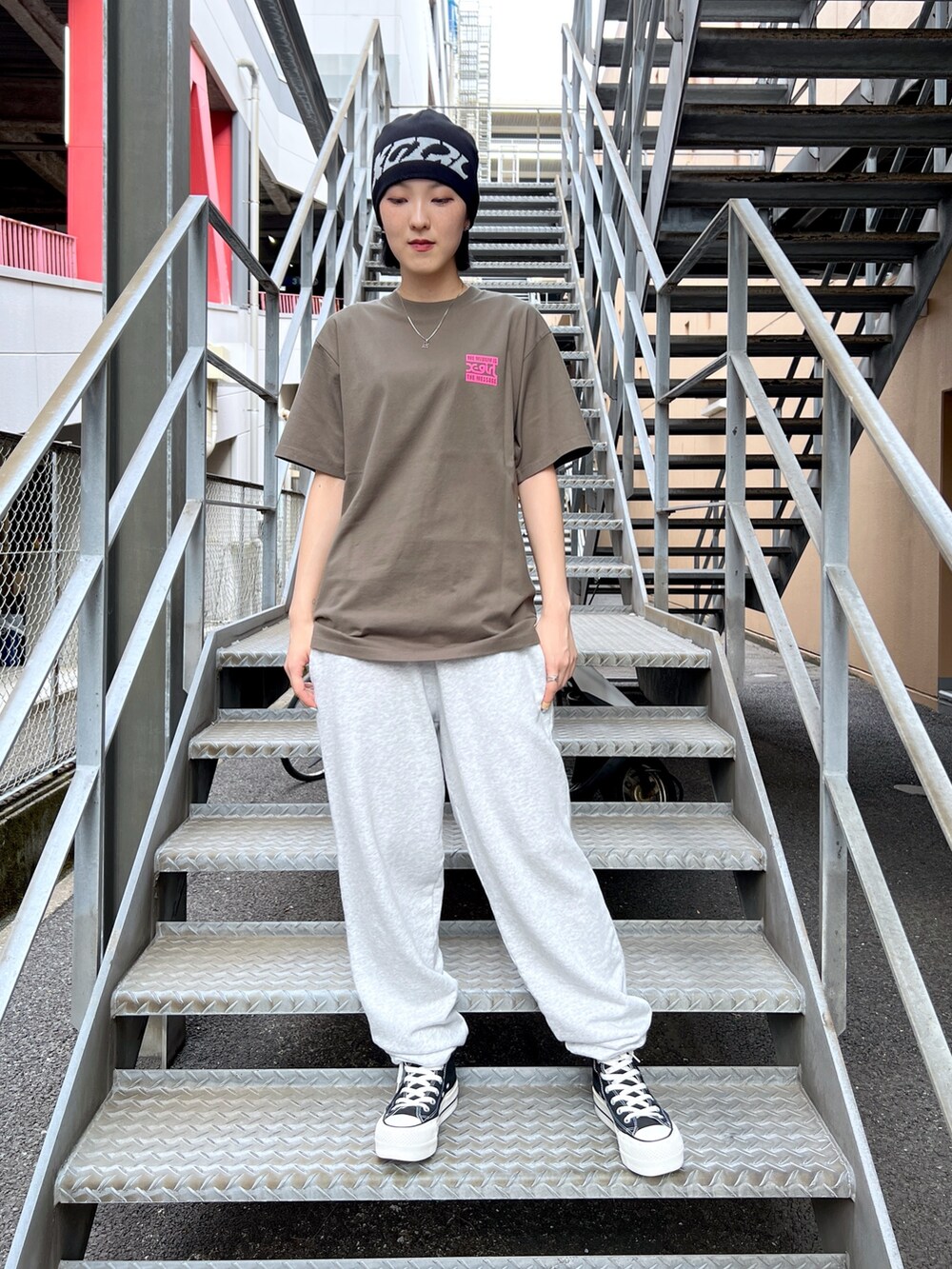 グレー系のスウェットパンツ、グリーン系のTシャツ/カットソー、ブラック系のニットキャップ/ビーニーを着用したレディースの夏コーディネートの2枚目の写真