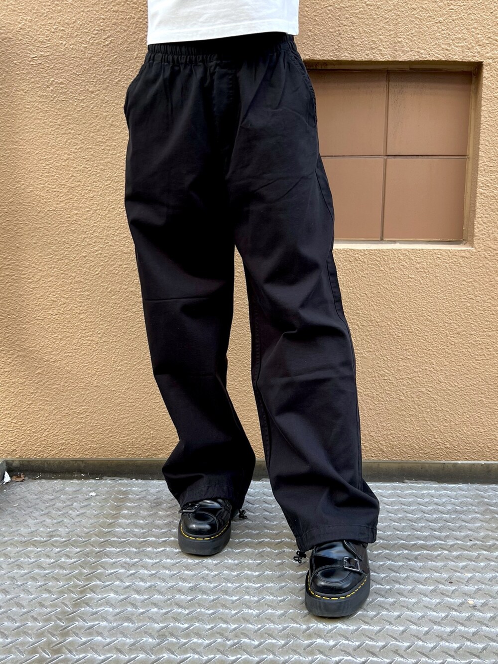 ブラック系のその他パンツ、ホワイト系のTシャツ/カットソー、ブラック系のハットを着用したレディースの春コーディネートの4枚目の写真