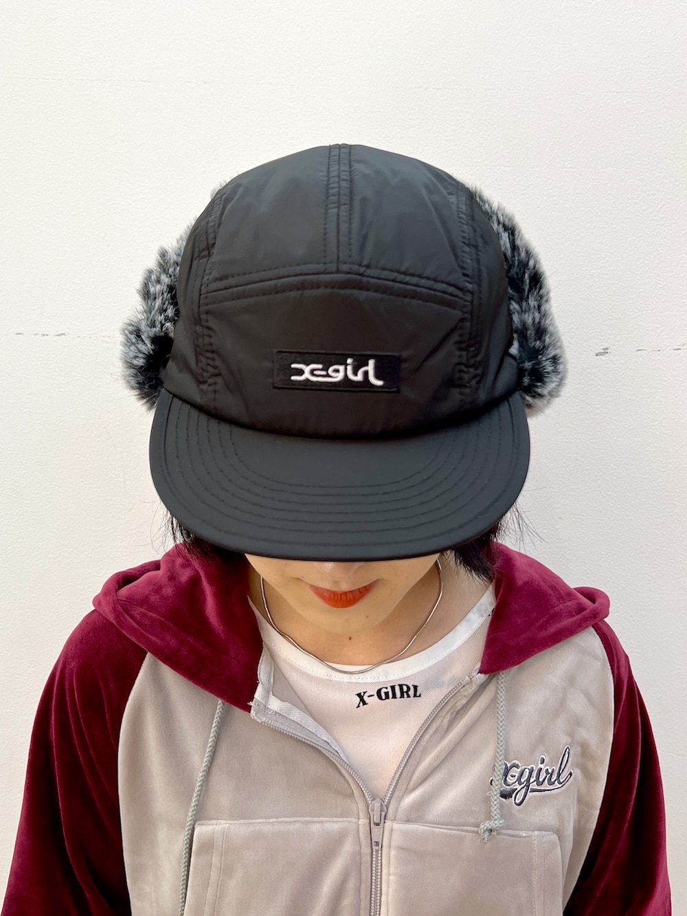 グレー系のその他パンツ、ホワイト系のTシャツ/カットソー、グレー系のスウェットを着用したレディースの秋コーディネートの7枚目の写真