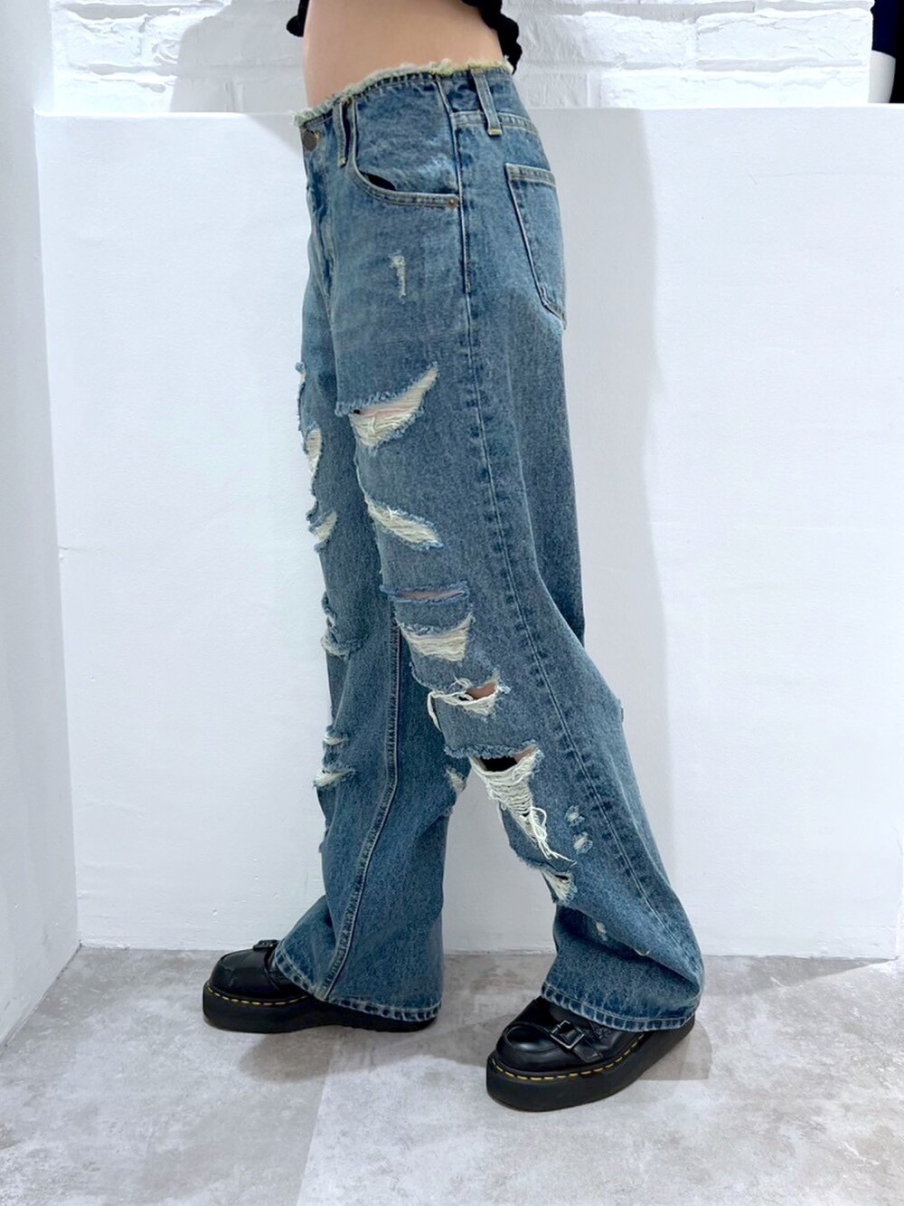 ホワイト系のTシャツ/カットソー、ブラック系のカーディガン/ボレロ、ブルー系のデニムパンツを着用したレディースの春コーディネートの5枚目の写真