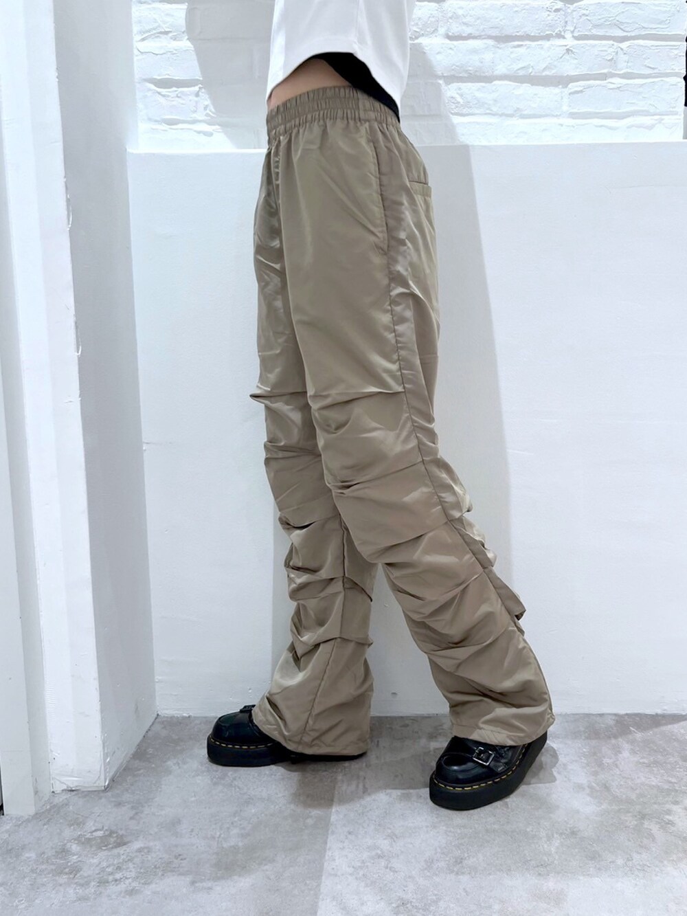 ベージュ系のその他パンツ、ブラック系のハンドバッグ、ホワイト系のTシャツ/カットソーを着用したレディースの春コーディネートの5枚目の写真