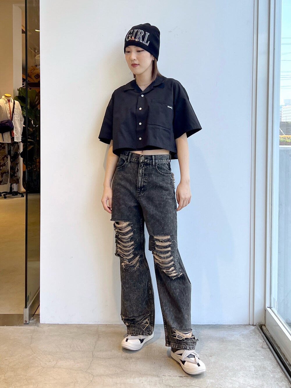 ブラック系のデニムパンツ、ブラック系のシャツ/ブラウス、ブラック系のニットキャップ/ビーニーを着用したレディースの春コーディネートの2枚目の写真