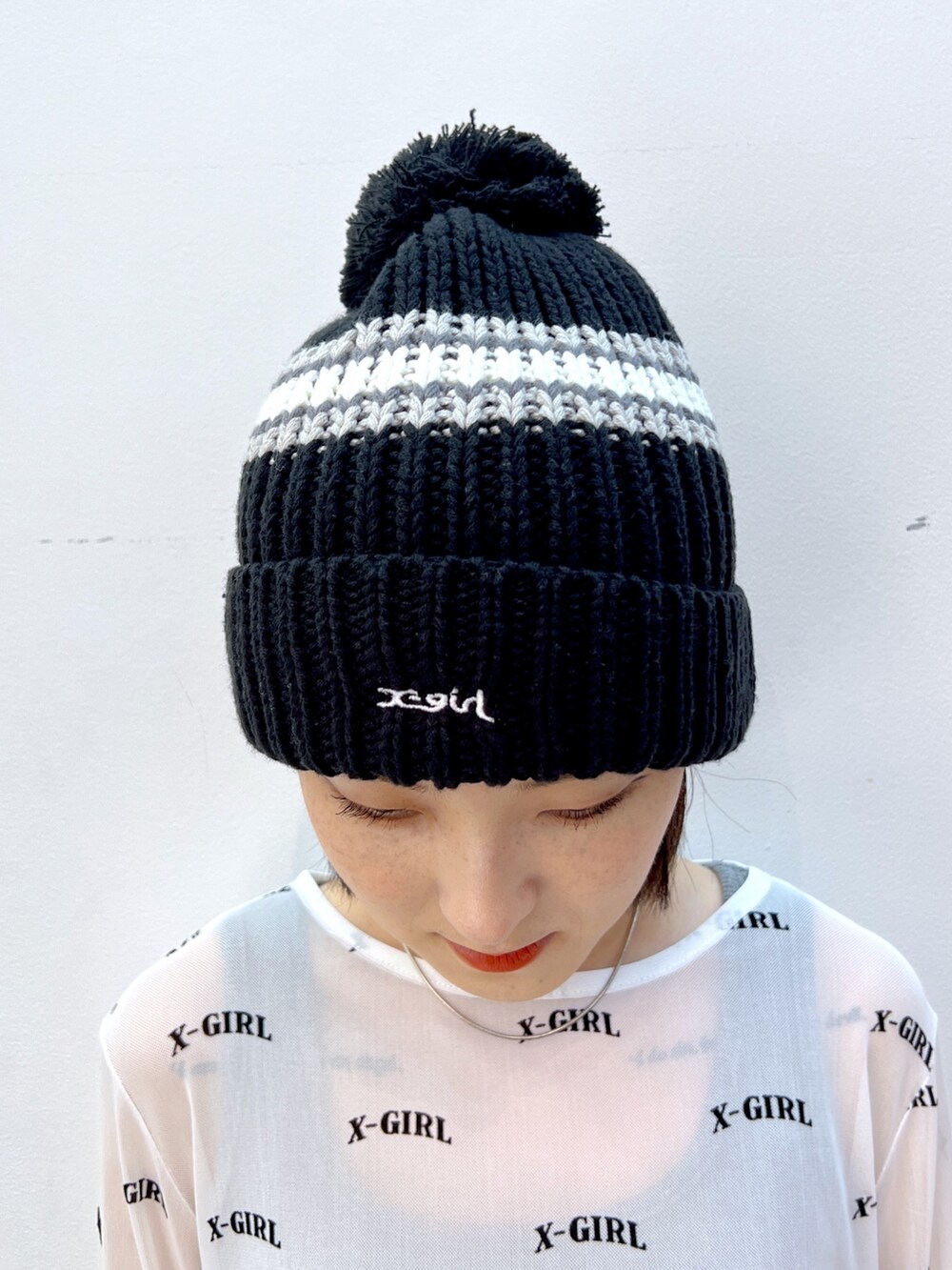 グリーン系のTシャツ/カットソー、ホワイト系のTシャツ/カットソー、ブルー系のその他パンツを着用したレディースの秋コーディネートの6枚目の写真