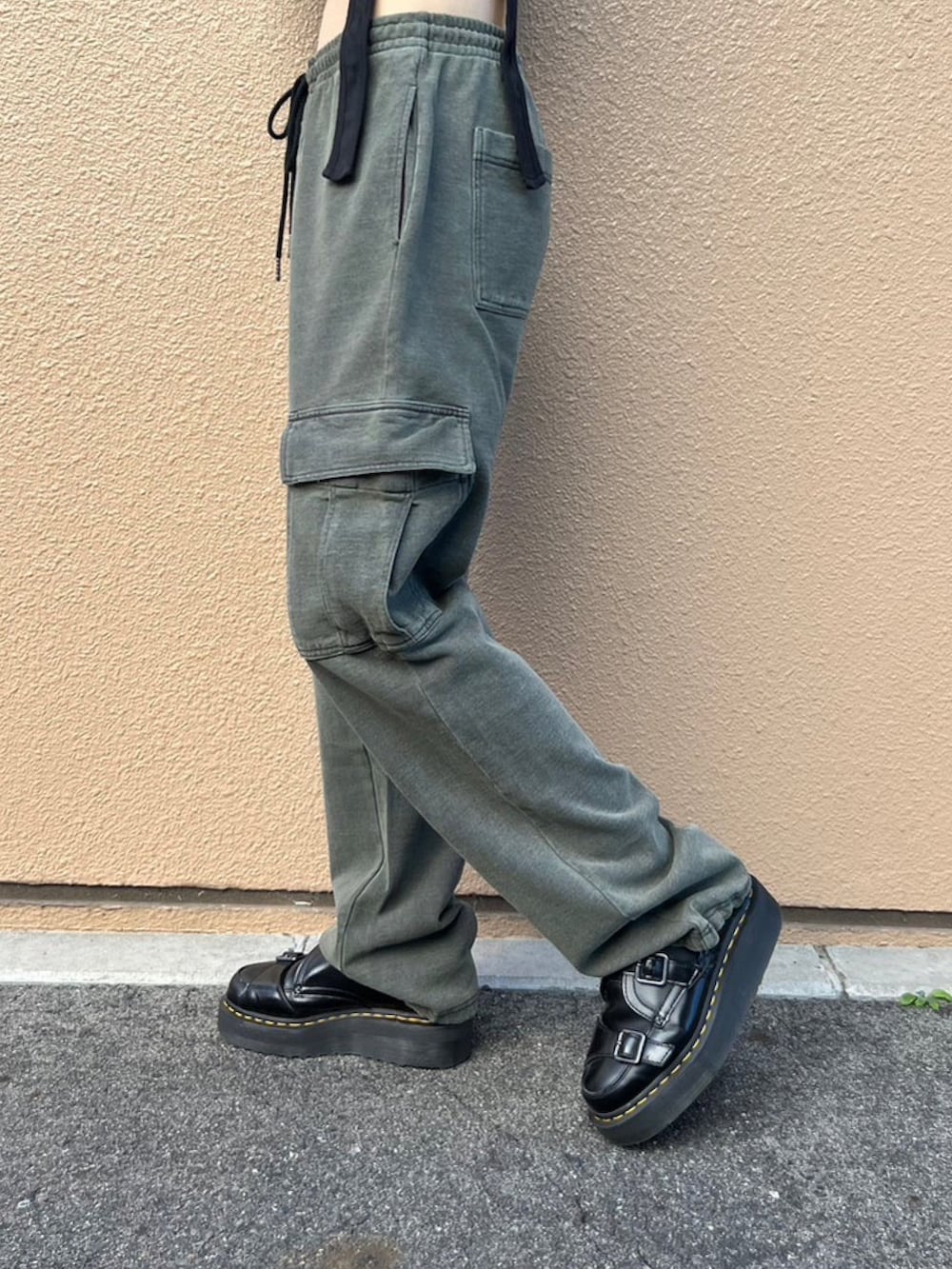 グリーン系のスウェットパンツ、ブラック系のTシャツ/カットソー、グレー系のニットキャップ/ビーニーを着用したレディースの秋コーディネートの5枚目の写真