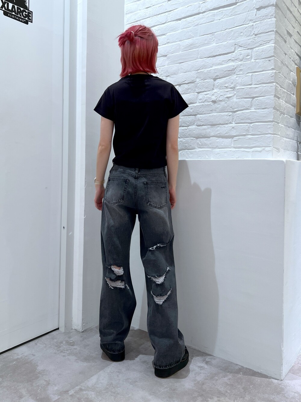 「x-girl、デニムパンツ、ダメージデニムパンツ、パンツスタイル、ブラックコーデ、ショート丈トップス、メンズライク、シンプルコーデ、春夏コーデ、夏コーデ、お出かけコーデ、初夏コーデ、着回しコーデ、おしゃれさんと繋がりたい」｜「X-girlのRIPPED DENIM PANTS（デニムパンツ、ブラック系）」を使った、小島えみるさん（レディース・165cm）の春コーディネートの2枚目の写真