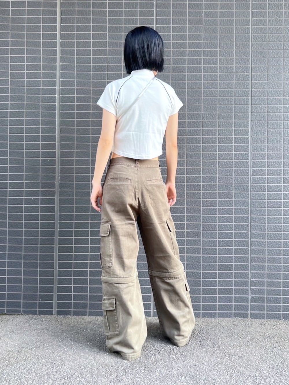 「x-girl、カーゴパンツ、パンツスタイル、ショート丈トップス、ストリート、メンズライク、夏コーデ、おしゃ見えテクニック、シンプル、韓国ファッション」｜「X-girlの※STAR LOGO MULTI CARD CASE（カードケース、シルバー系）」を使った、小島えみるさん（レディース・165cm）の夏コーディネートの2枚目の写真