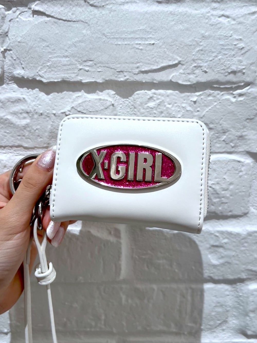 ホワイト系のTシャツ/カットソー、ブラック系のカーディガン/ボレロ、ブルー系のデニムパンツを着用したレディースの春コーディネートの6枚目の写真