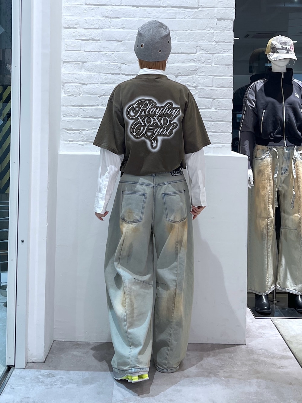 ブルー系のデニムパンツ、ブラウン系のTシャツ/カットソー、ホワイト系のシャツ/ブラウスを着用したレディースの春コーディネートの2枚目の写真