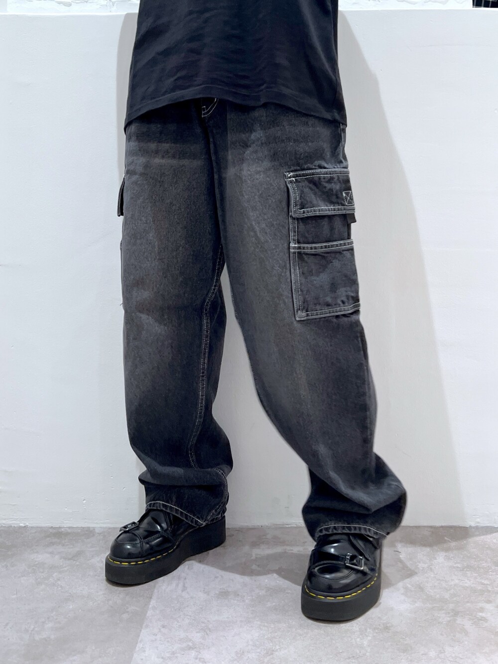 ブラック系のTシャツ/カットソー、ブラック系のカーゴパンツ、グレー系のニットキャップ/ビーニーを着用したレディースの夏コーディネートの4枚目の写真