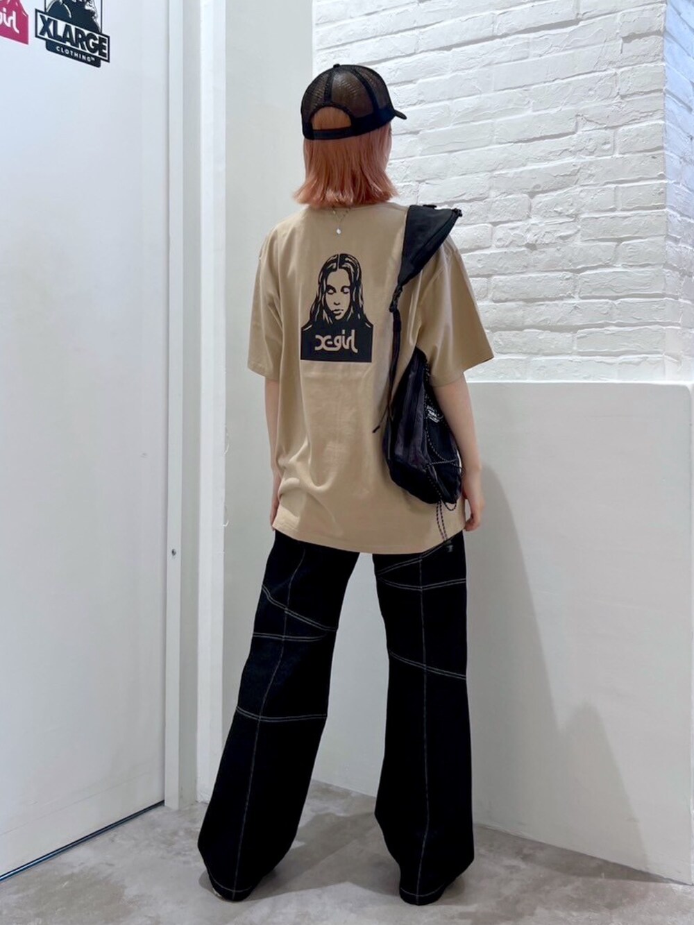 ブラック系のショルダーバッグ、ベージュ系のTシャツ/カットソー、ブラック系のその他パンツを着用したレディースの夏コーディネートの2枚目の写真