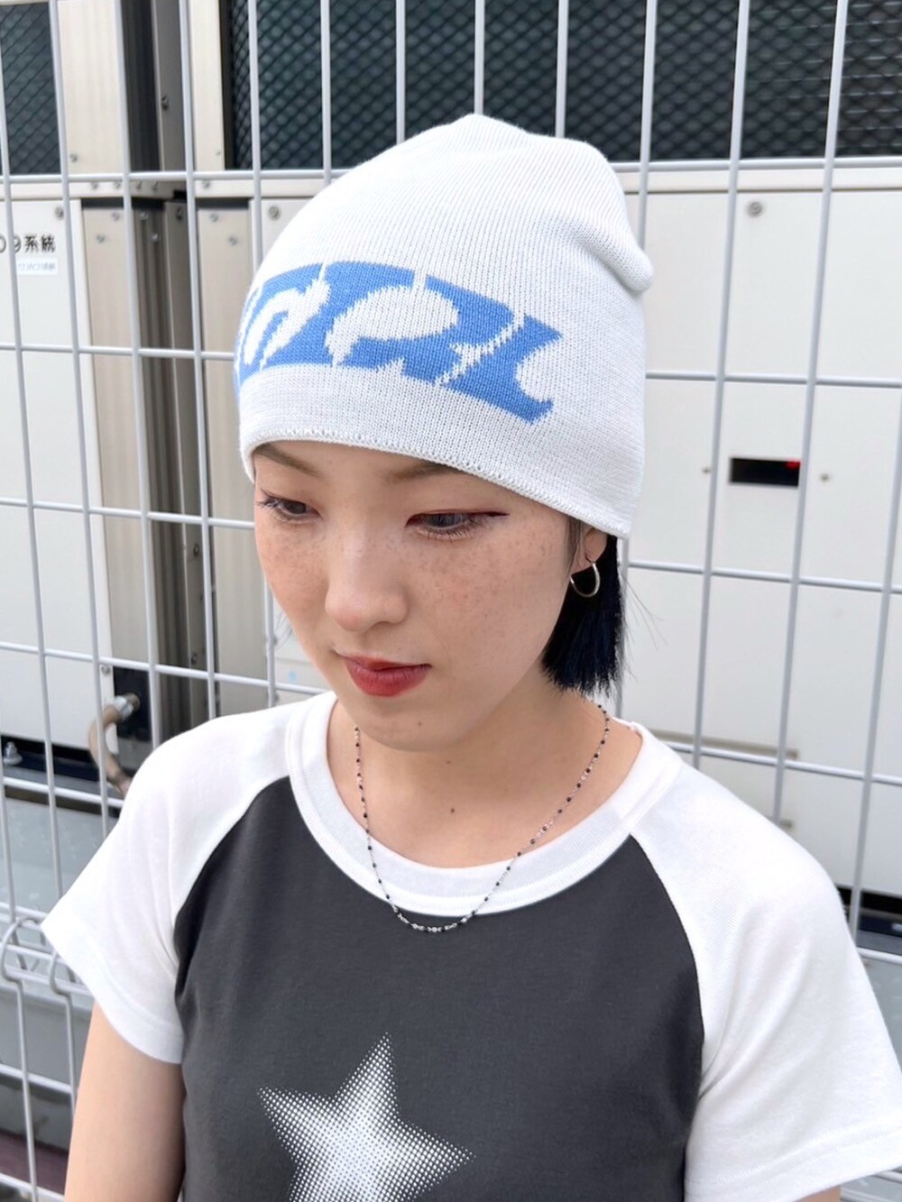 ブラック系のカーゴパンツ、グレー系のTシャツ/カットソー、ホワイト系のニットキャップ/ビーニーを着用したレディースの夏コーディネートの6枚目の写真