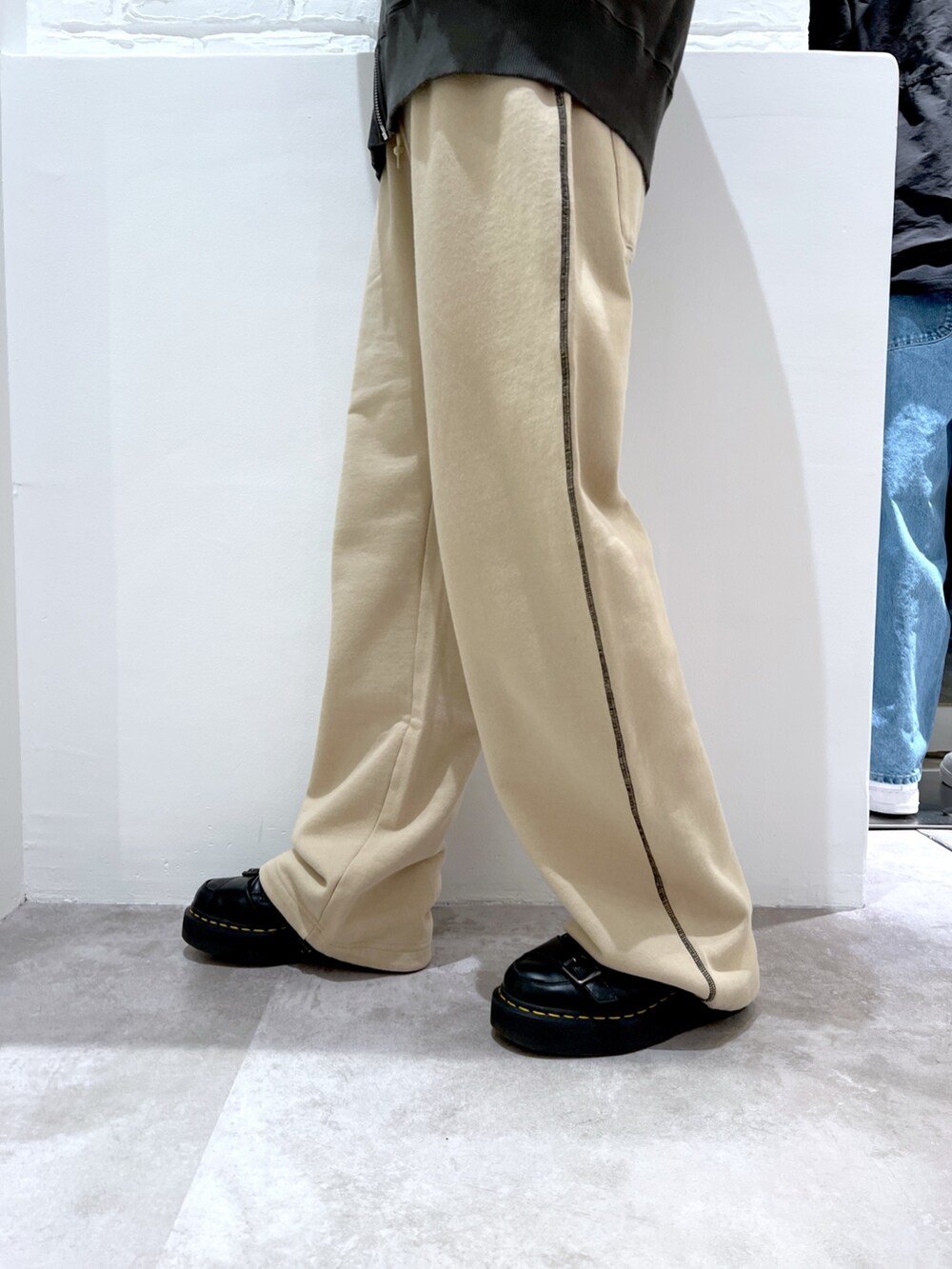 ベージュ系のスウェットパンツ、ブラック系のパーカー、ブラック系のニットキャップ/ビーニーを着用したレディースの春コーディネートの6枚目の写真