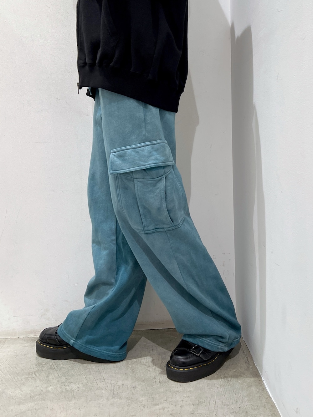 ブルー系のスウェットパンツ、ブラック系のパーカー、ホワイト系のTシャツ/カットソーを着用したレディースの秋コーディネートの5枚目の写真