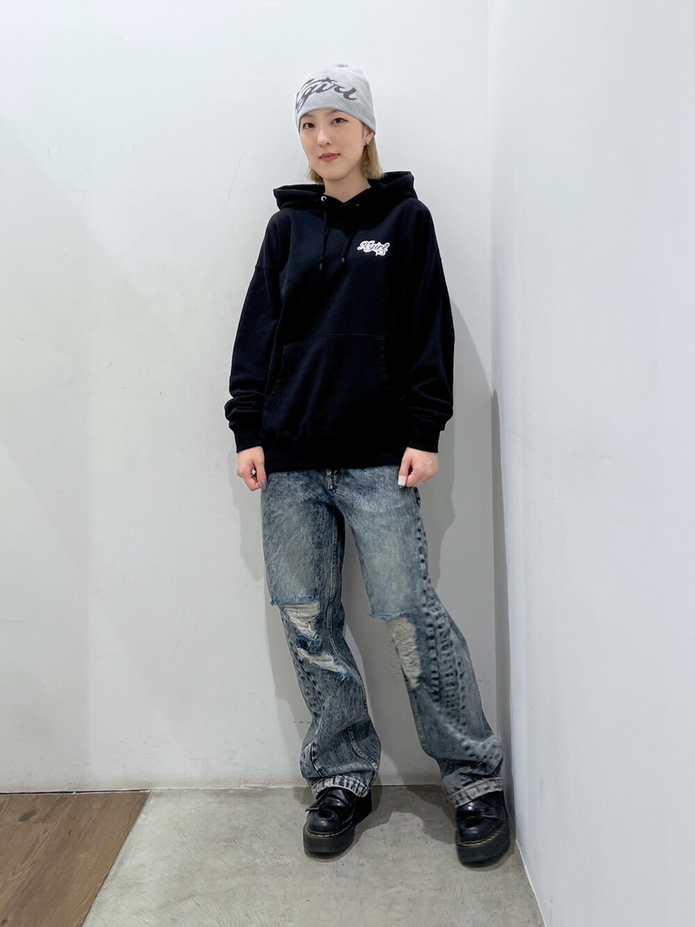 ブルー系のデニムパンツ、ブラック系のパーカー、グレー系のニットキャップ/ビーニーを着用したレディースの秋コーディネートの2枚目の写真