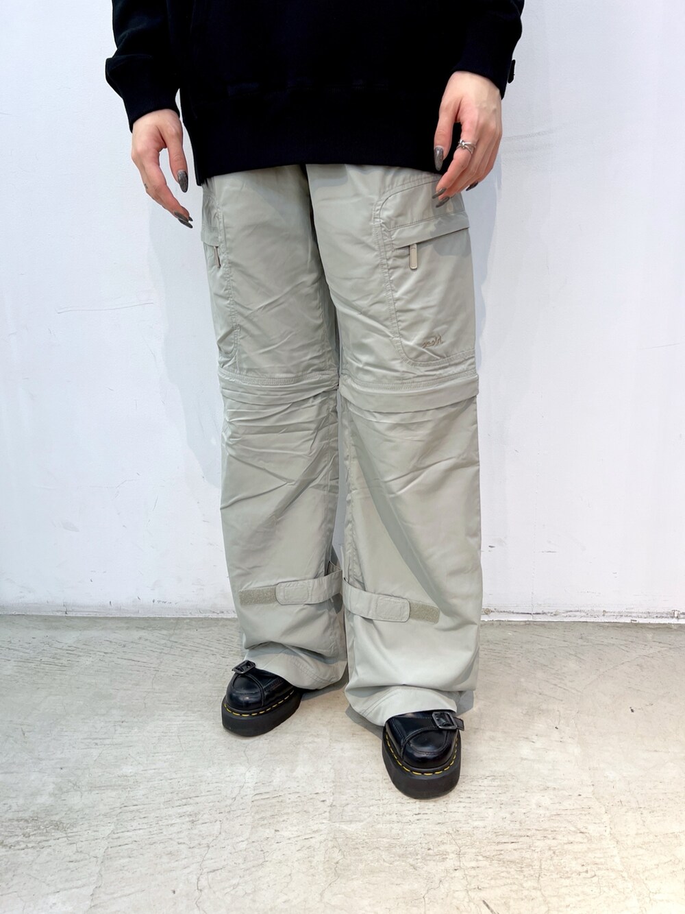 グリーン系のカーゴパンツ、グレー系のバックパック/リュックを着用したレディースの冬コーディネートの5枚目の写真