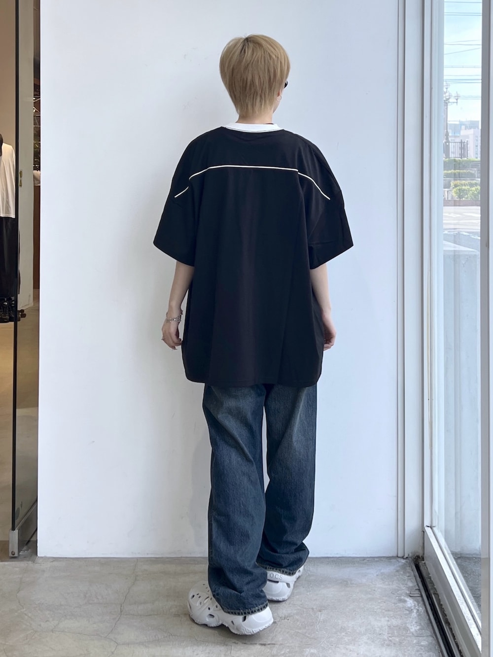 ブルー系のデニムパンツ、ブラック系のワンピース、その他のサングラスを着用したレディースの夏コーディネートの2枚目の写真
