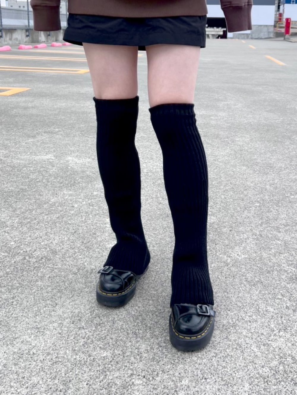 ブラウン系のパーカー、ブラック系のレッグウォーマーを着用したレディースの冬コーディネートの6枚目の写真