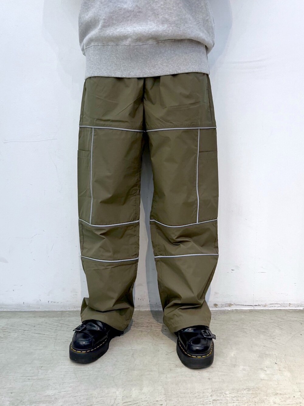 グレー系のスウェット、グリーン系のその他パンツ、ブラック系のニットキャップ/ビーニーを着用したレディースの冬コーディネートの5枚目の写真