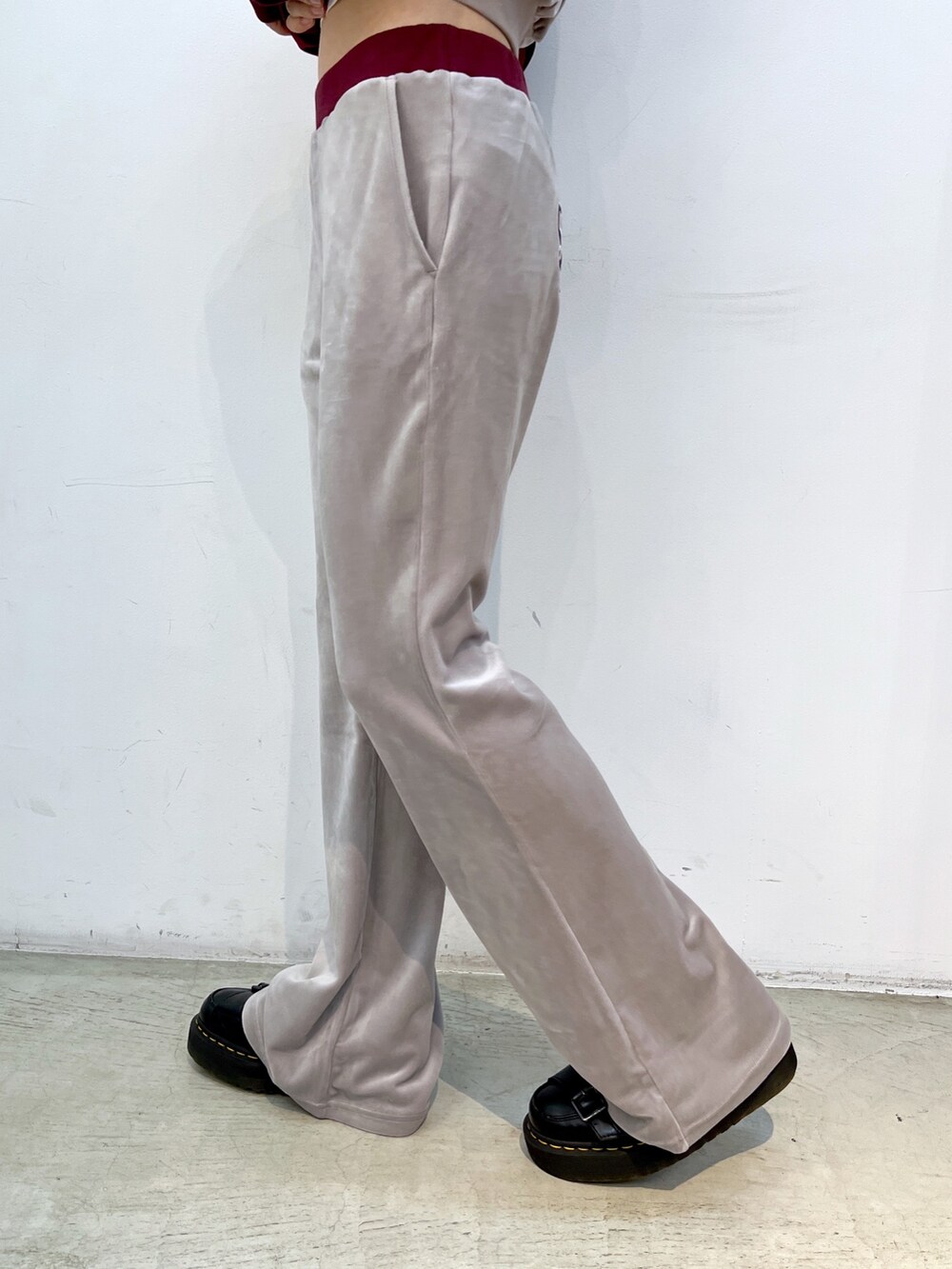 グレー系のその他パンツ、ホワイト系のTシャツ/カットソー、グレー系のスウェットを着用したレディースの秋コーディネートの5枚目の写真