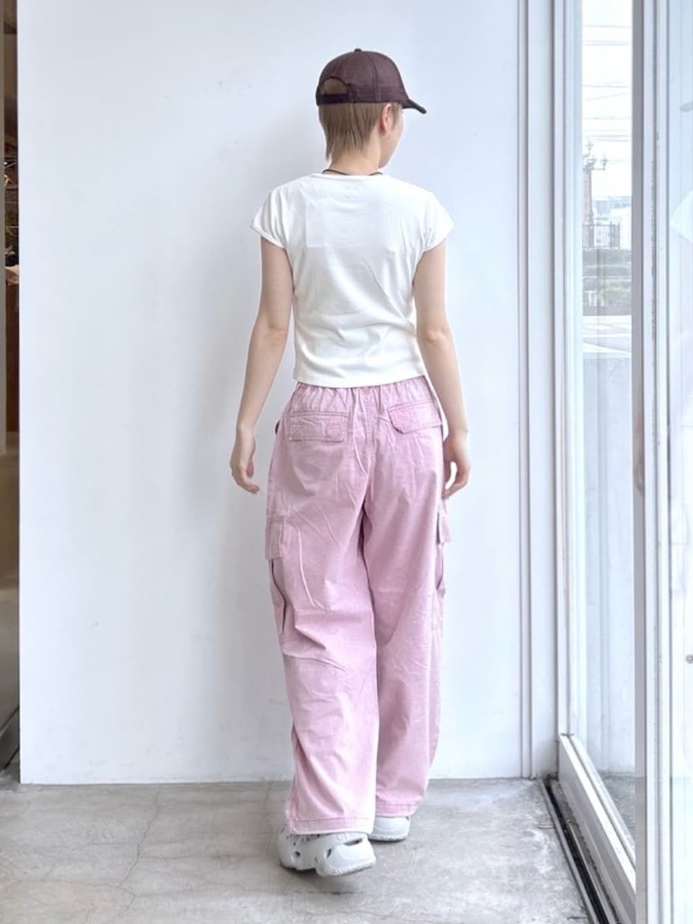 ピンク系のカーゴパンツ、ホワイト系のTシャツ/カットソー、ホワイト系のバンダナ/スカーフを着用したレディースの夏コーディネートの2枚目の写真