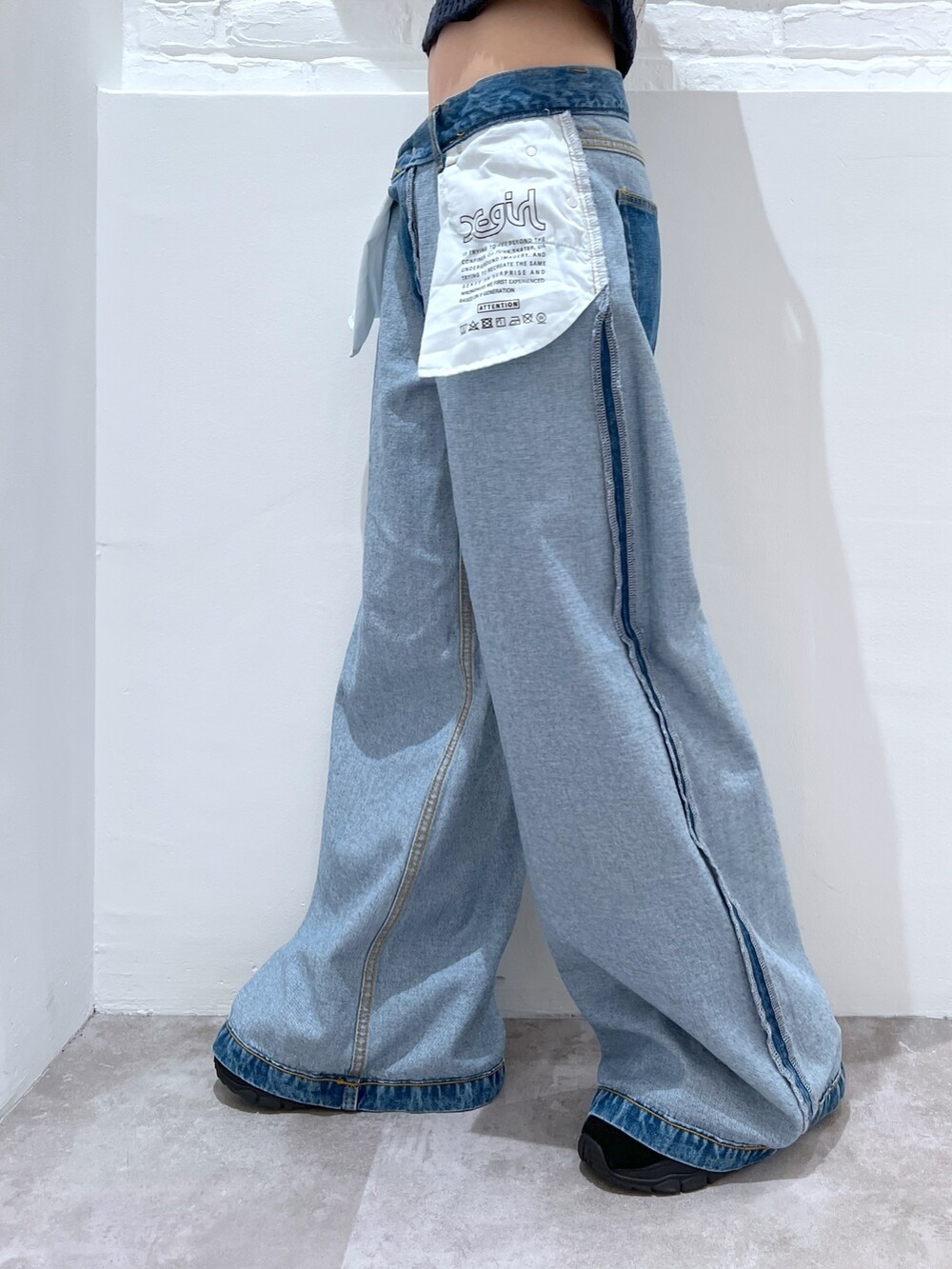 その他のニット/セーター、ブルー系のデニムパンツ、グレー系のニットキャップ/ビーニーを着用したレディースの春コーディネートの5枚目の写真