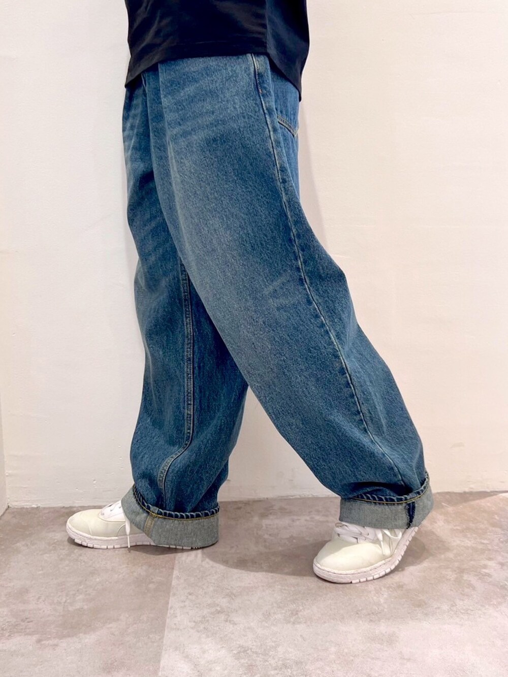 ブルー系のデニムパンツ、ブラック系のTシャツ/カットソー、ホワイト系のハットを着用したレディースの夏コーディネートの6枚目の写真