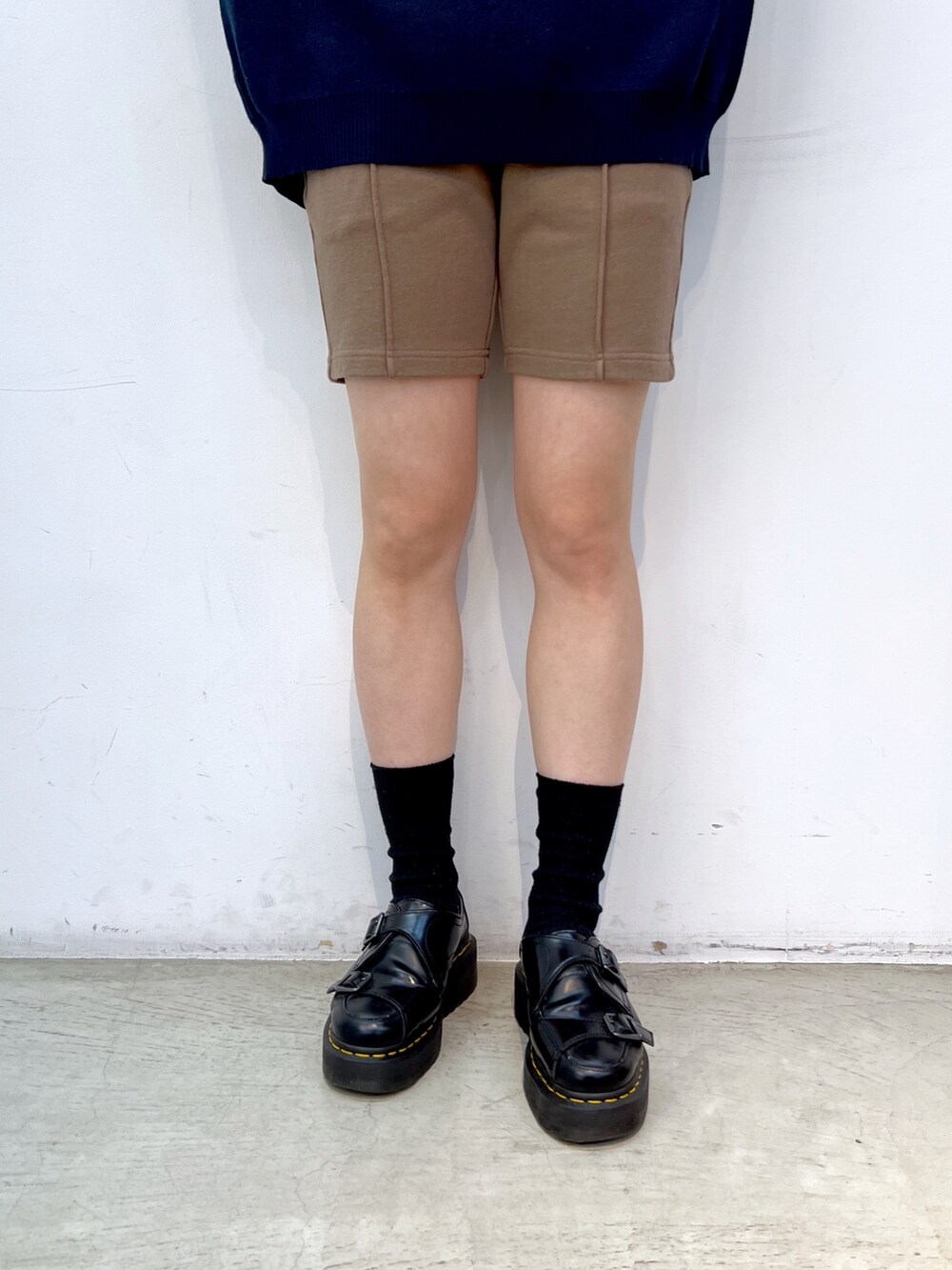 ブルー系のニット/セーター、ブラウン系のスウェットパンツ、ブラック系のニットキャップ/ビーニーを着用したレディースの秋コーディネートの4枚目の写真