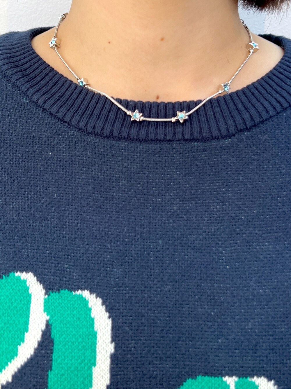 ブルー系のニット/セーター、ブラウン系のスウェットパンツ、ブラック系のニットキャップ/ビーニーを着用したレディースの秋コーディネートの6枚目の写真