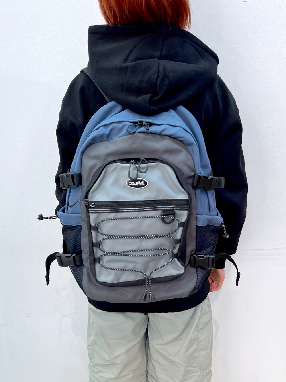 グリーン系のカーゴパンツ、グレー系のバックパック/リュックを着用したレディースの冬コーディネートの4枚目の写真