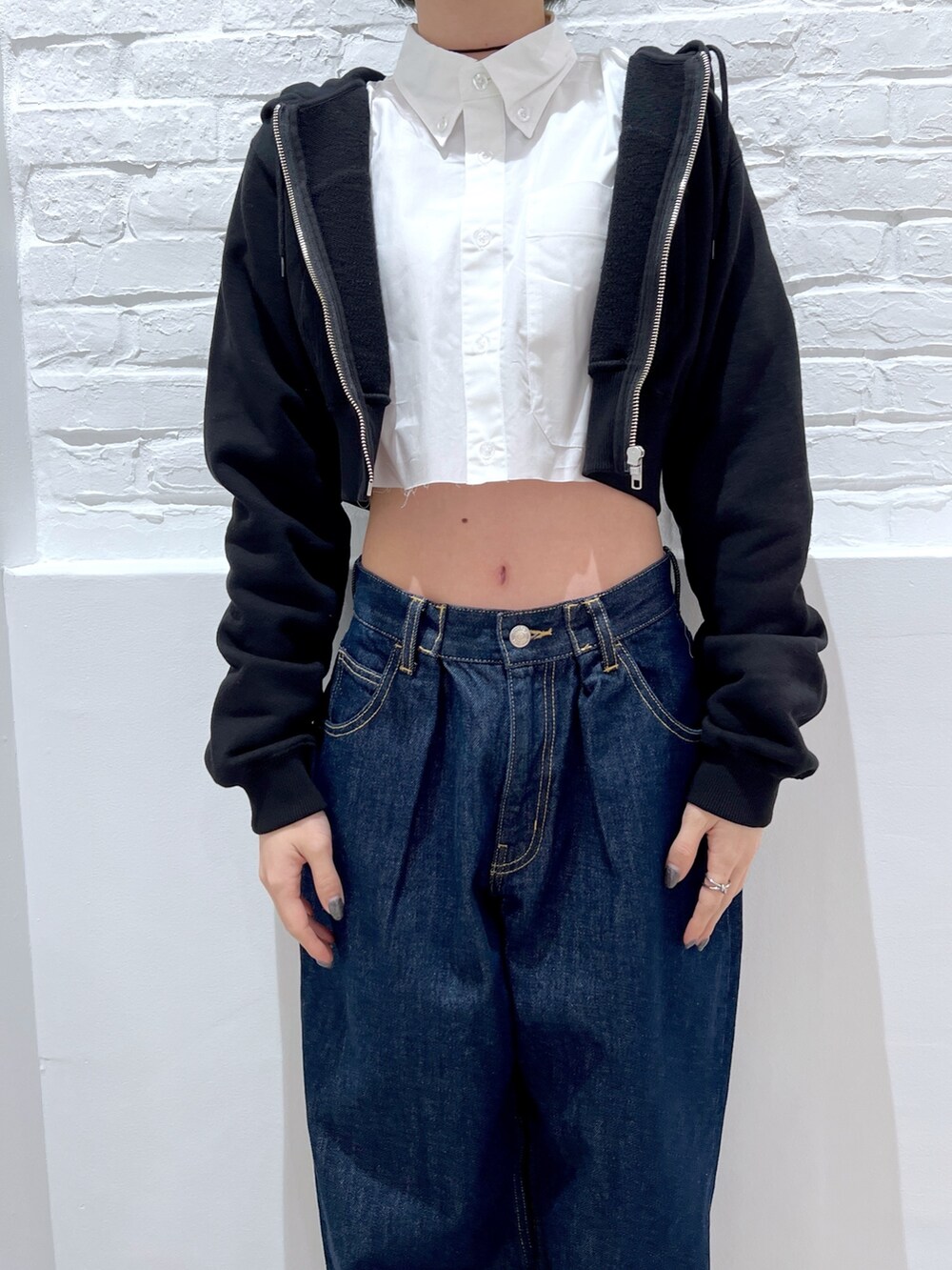 ブルー系のデニムパンツ、ホワイト系のシャツ/ブラウス、ブラック系のパーカーを着用したレディースの春コーディネートの3枚目の写真