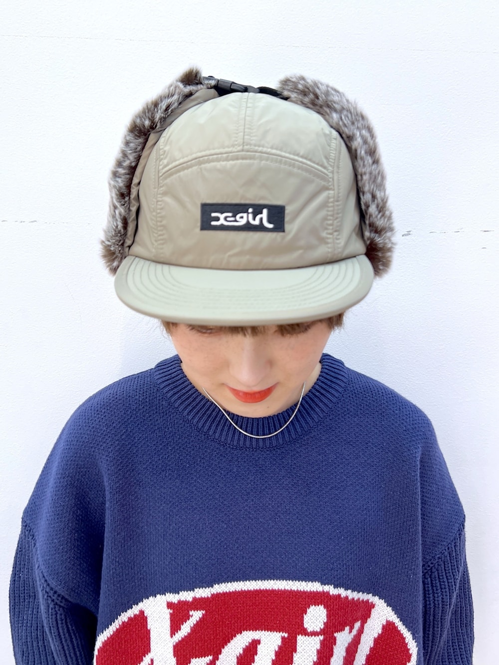 ブルー系のデニムパンツ、ブルー系のニット/セーター、ブラック系のショルダーバッグを着用したレディースの冬コーディネートの6枚目の写真