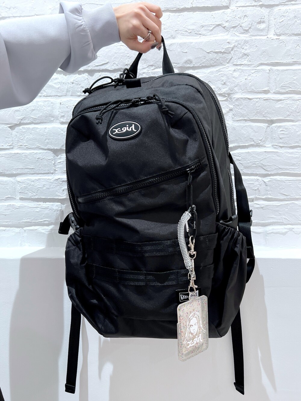 ブラック系のその他パンツ、グレー系のジャージ、ブラック系のバックパック/リュックを着用したレディースの春コーディネートの5枚目の写真