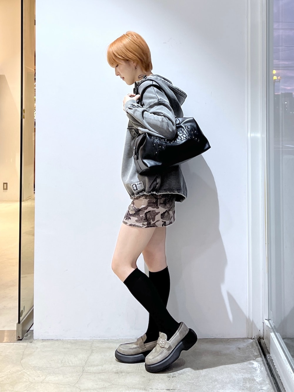 その他のスカート、ブラック系のショルダーバッグ、ブラック系のパーカーを着用したレディースの冬コーディネートの2枚目の写真