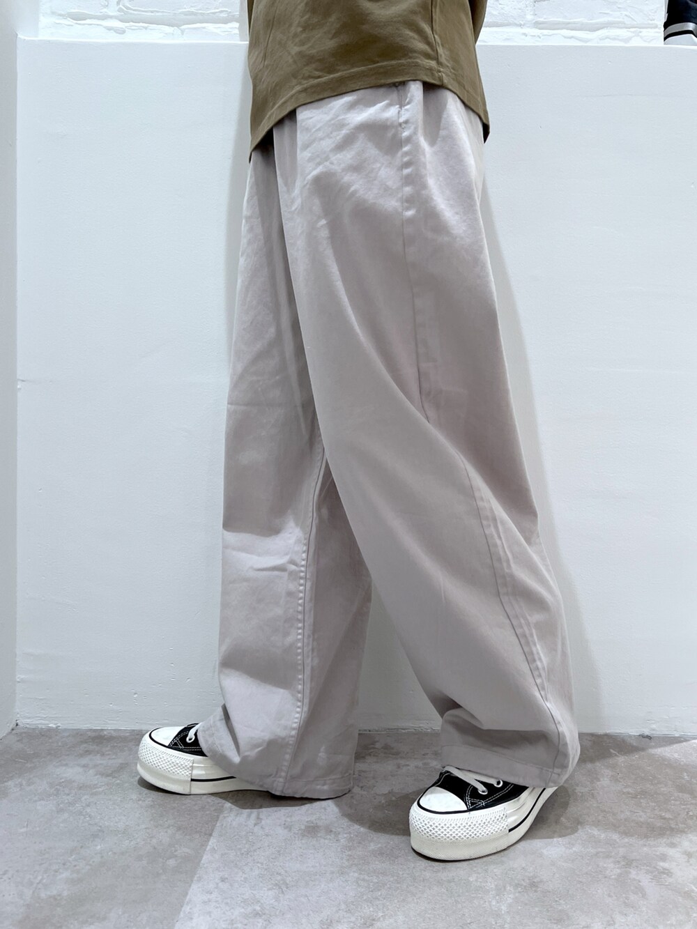 グレー系のその他パンツ、グリーン系のTシャツ/カットソー、ブラック系のニットキャップ/ビーニーを着用したレディースの春コーディネートの6枚目の写真