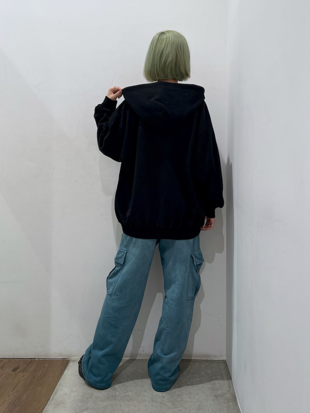 ブルー系のスウェットパンツ、ブラック系のパーカー、ホワイト系のTシャツ/カットソーを着用したレディースの秋コーディネートの2枚目の写真