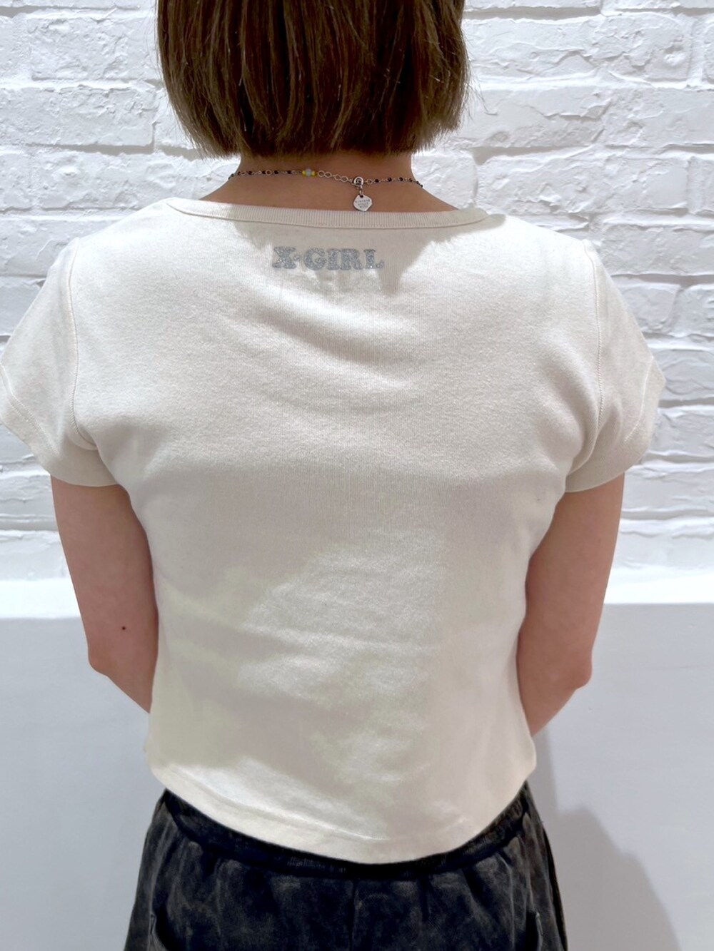 ブラック系のスウェットパンツ、ホワイト系のTシャツ/カットソー、ブラック系のパーカーを着用したレディースの春コーディネートの6枚目の写真