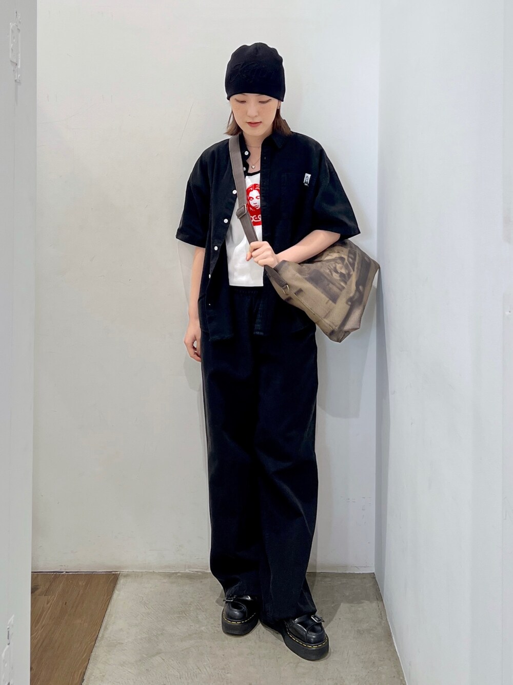 ブラック系のその他パンツ、ホワイト系のTシャツ/カットソー、ブラック系のシャツ/ブラウスを着用したレディースの春コーディネートの2枚目の写真