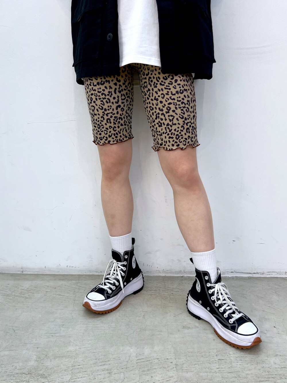 ホワイト系のTシャツ/カットソー、ブラック系のベスト、ベージュ系のレギンス/スパッツを着用したレディースの夏コーディネートの5枚目の写真