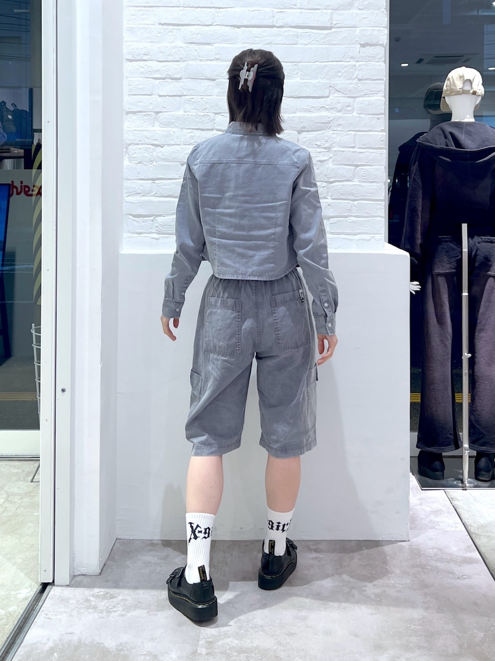 グレー系のその他パンツ、グレー系のシャツ/ブラウス、ホワイト系のタンクトップを着用したレディースの春コーディネートの3枚目の写真