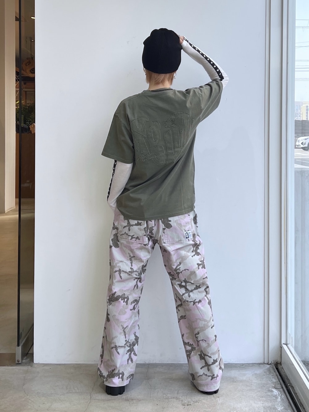 ピンク系のその他パンツ、グリーン系のTシャツ/カットソー、ホワイト系のTシャツ/カットソーを着用したレディースの春コーディネートの3枚目の写真